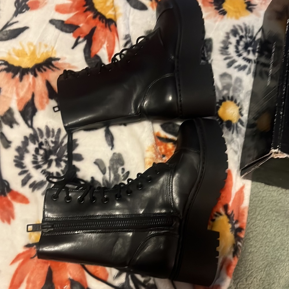 Boots - Picture 5 of 10